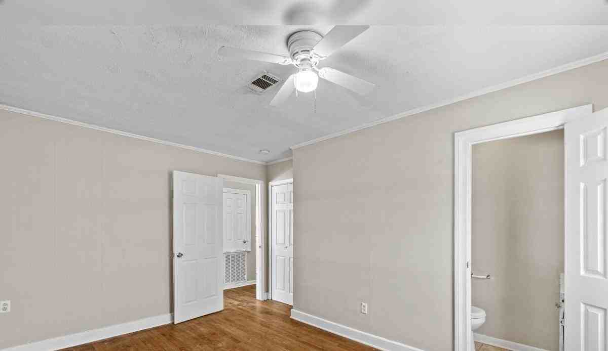 1005 Mamie St - Photo 5 of 10