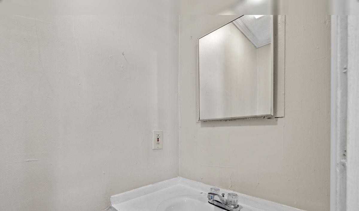 1005 Mamie St - Photo 6 of 10