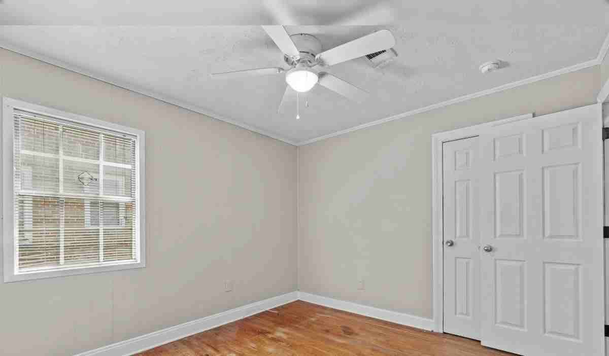 1005 Mamie St - Photo 7 of 10