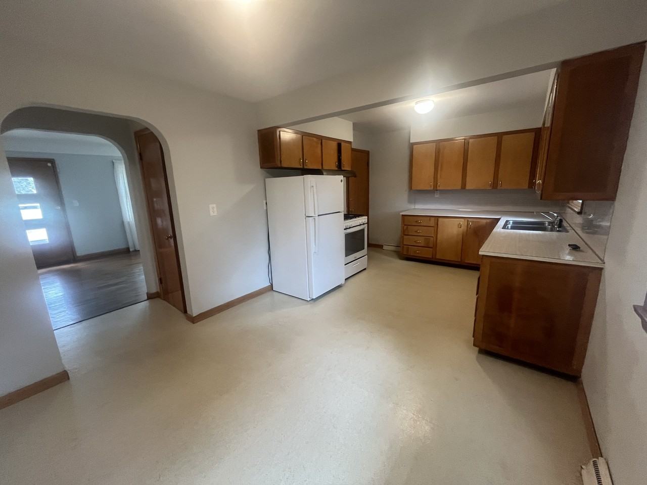1530 Franklin Ave - Photo 3 of 12