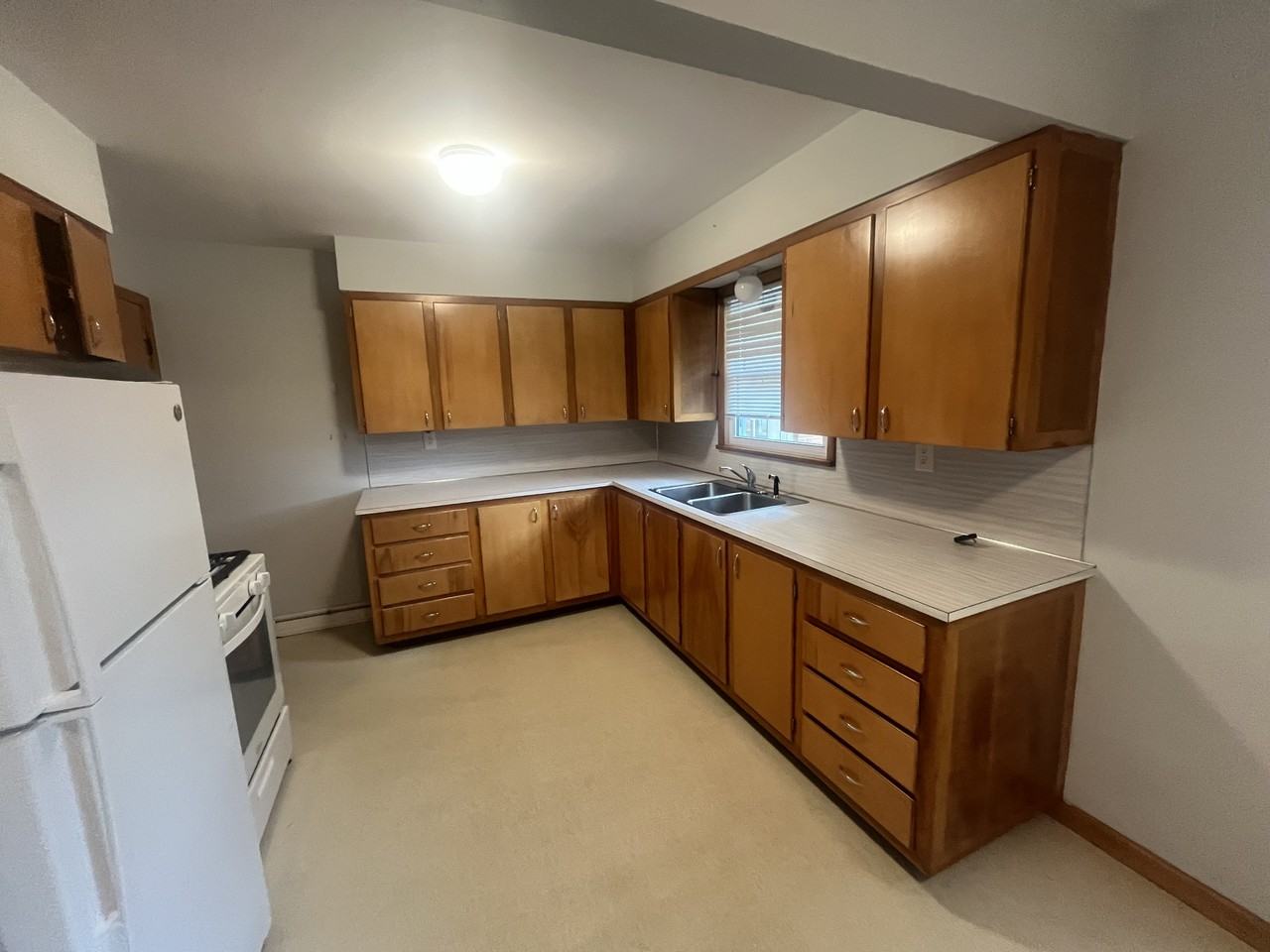 1530 Franklin Ave - Photo 4 of 12