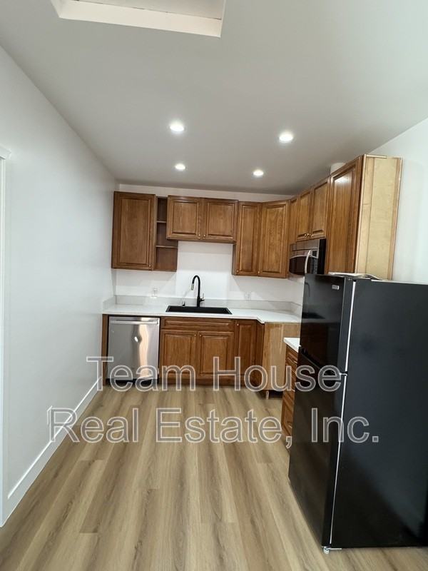 7009 Comanche Ave - Photo 4 of 15