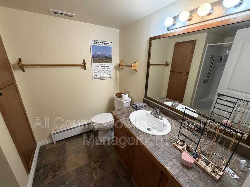 4118 Cliff St - Photo 4 of 15