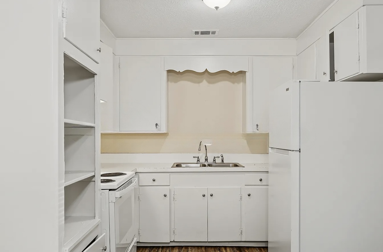 125 Leland St - Photo 3 of 7