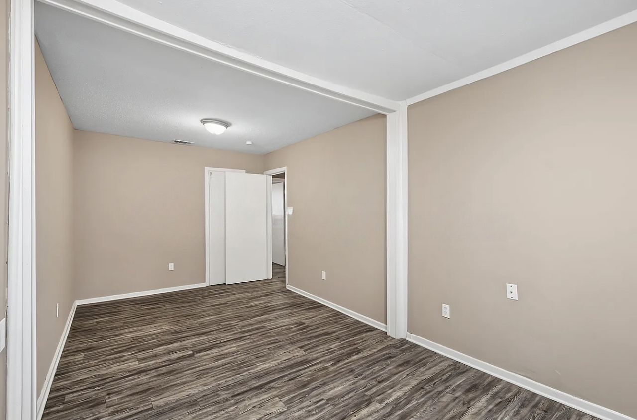 125 Leland St - Photo 4 of 7