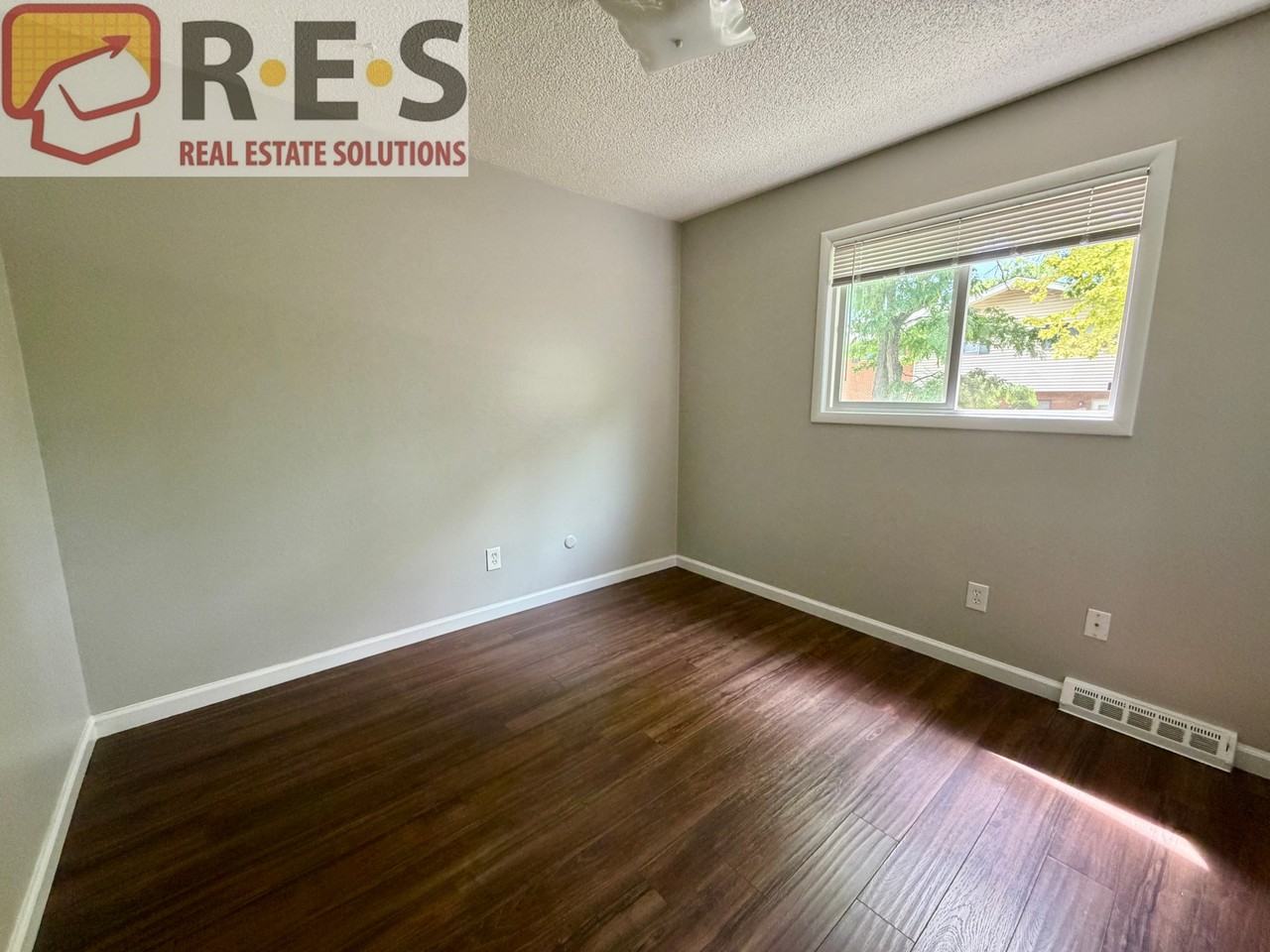 9032 E Lehigh Ave - Photo 5 of 11