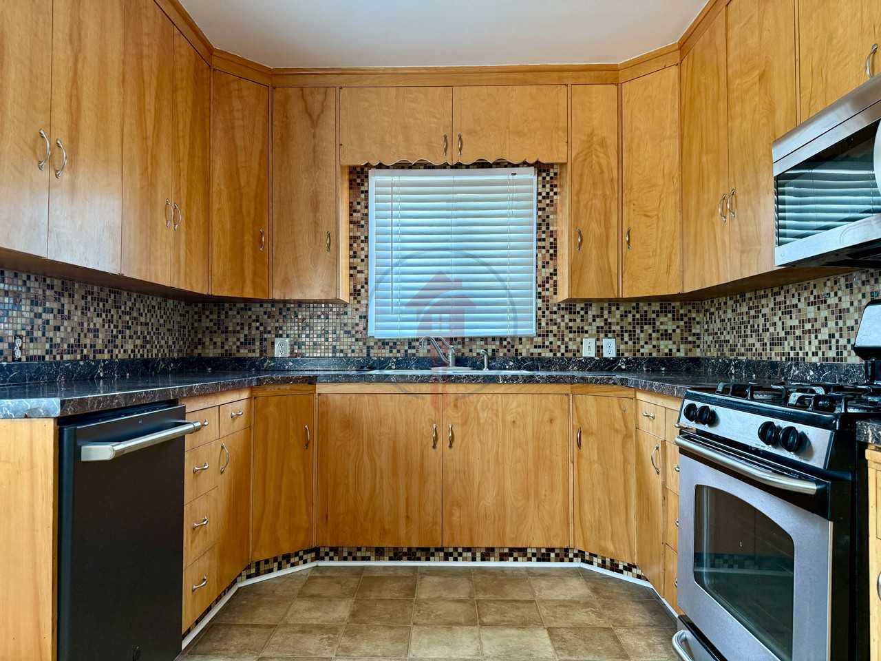695 S Main St - Photo 5 of 29