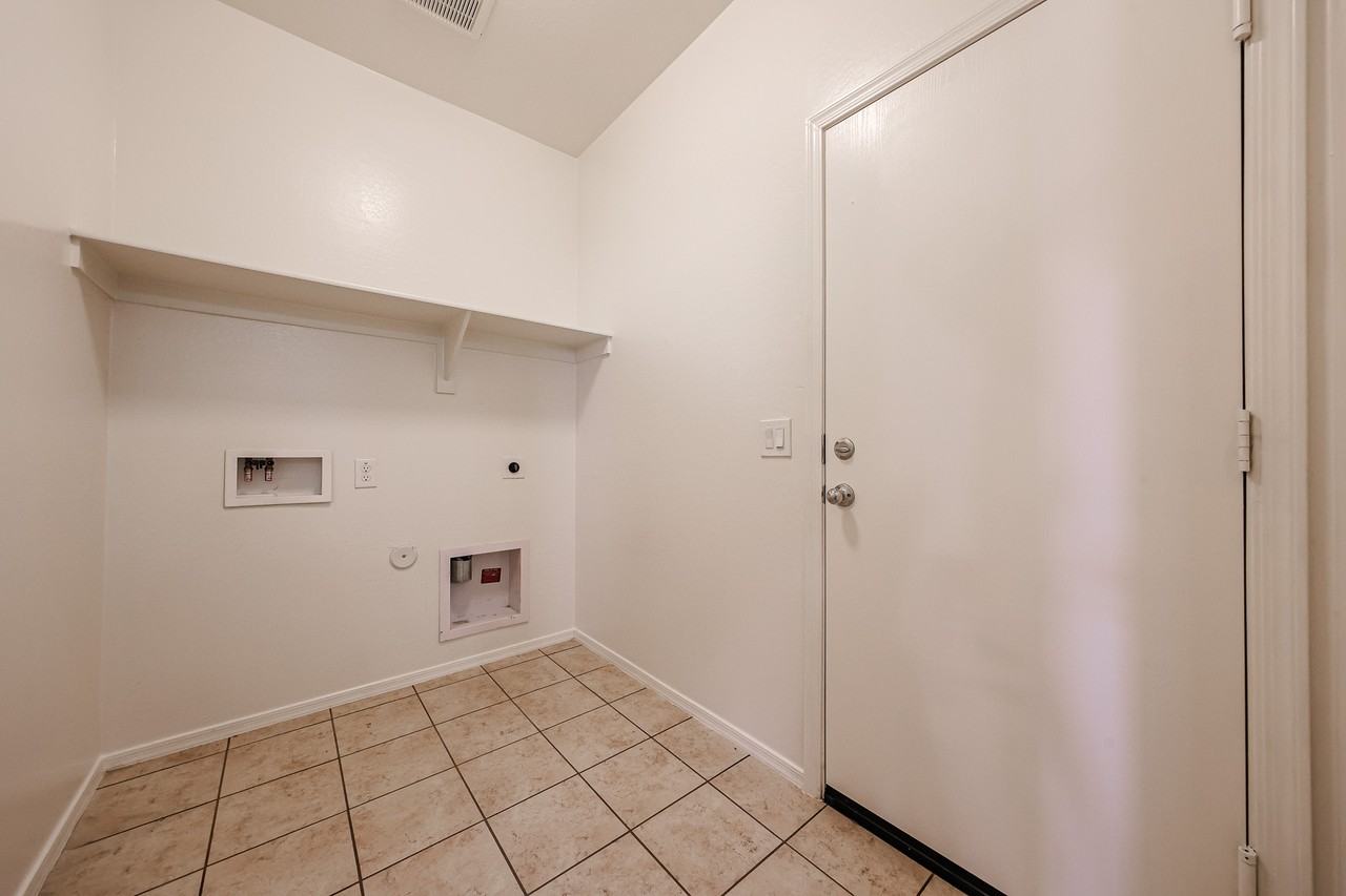 9820 W Sanna St - Photo 4 of 34