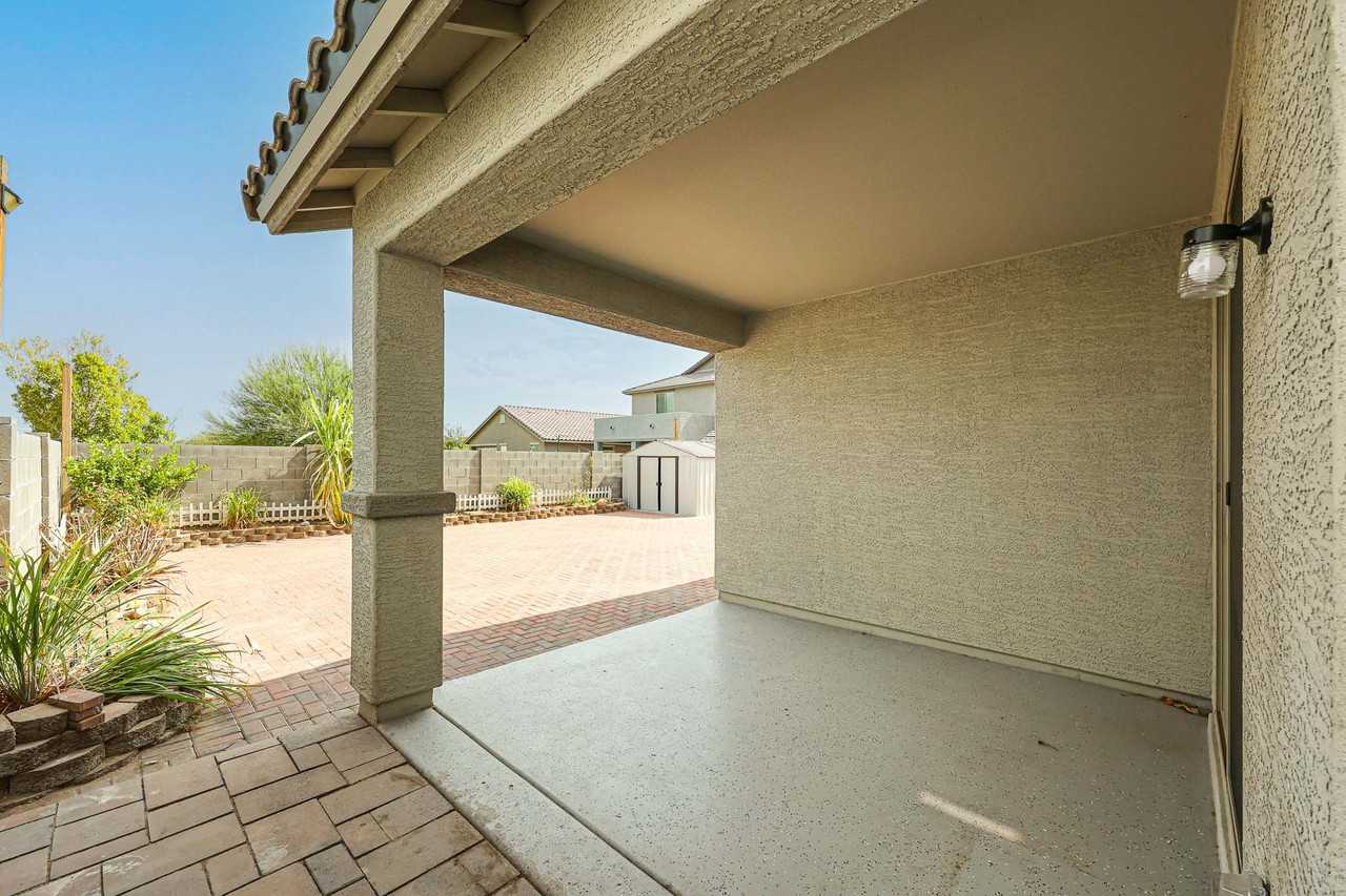 9820 W Sanna St - Photo 5 of 34