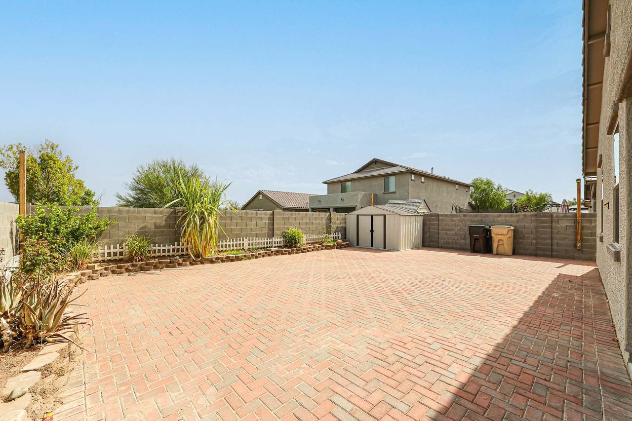 9820 W Sanna St - Photo 6 of 34