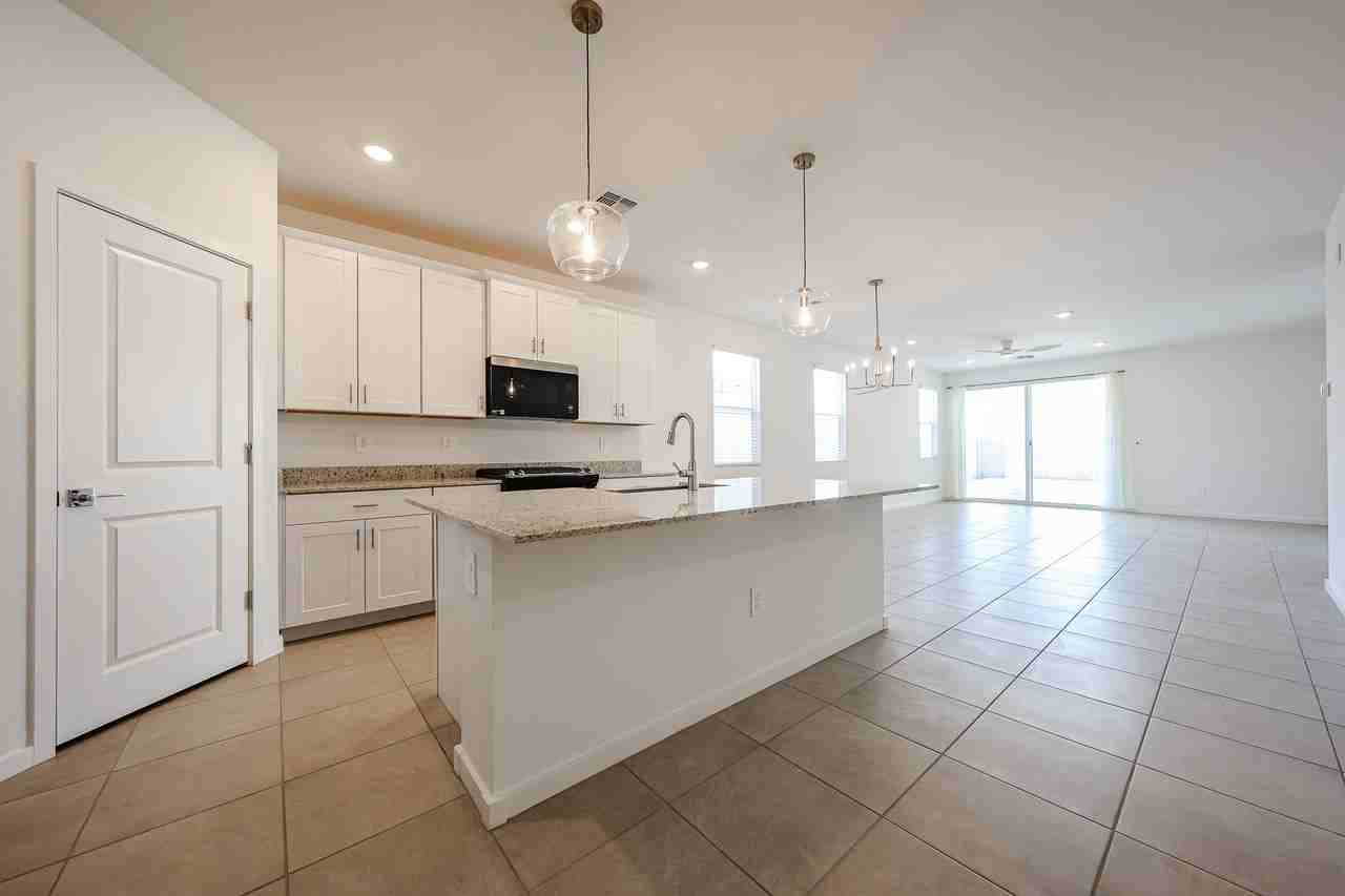 3380 N Camden Dr - Photo 4 of 48