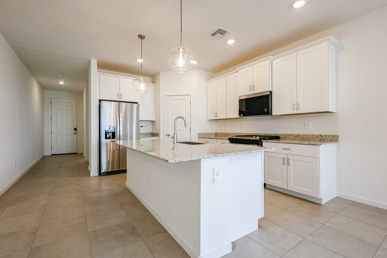 3380 N Camden Dr - Photo 5 of 48
