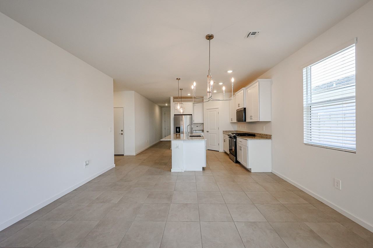 3380 N Camden Dr - Photo 7 of 48