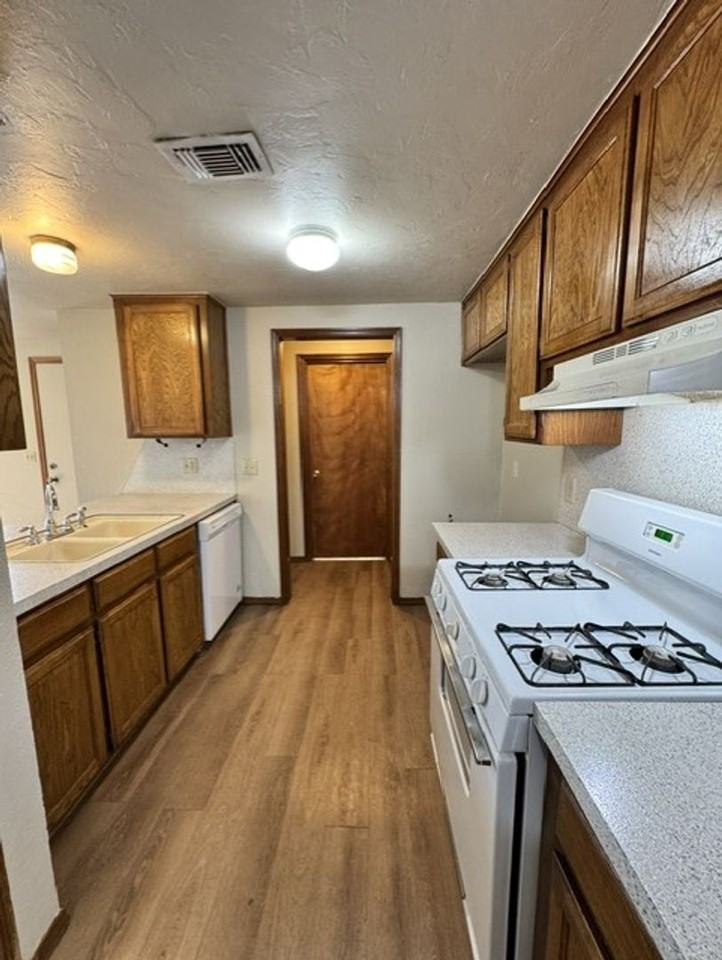 8606 S Drexel Pl - Photo 2 of 15
