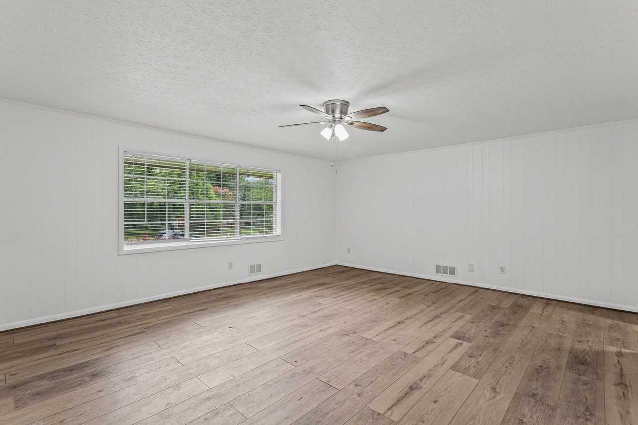 6096 Hillpine Dr - Photo 4 of 28