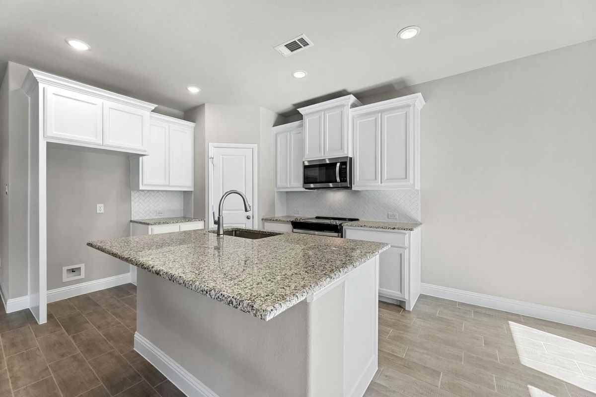 2110 Briarwood Dr - Photo 2 of 34