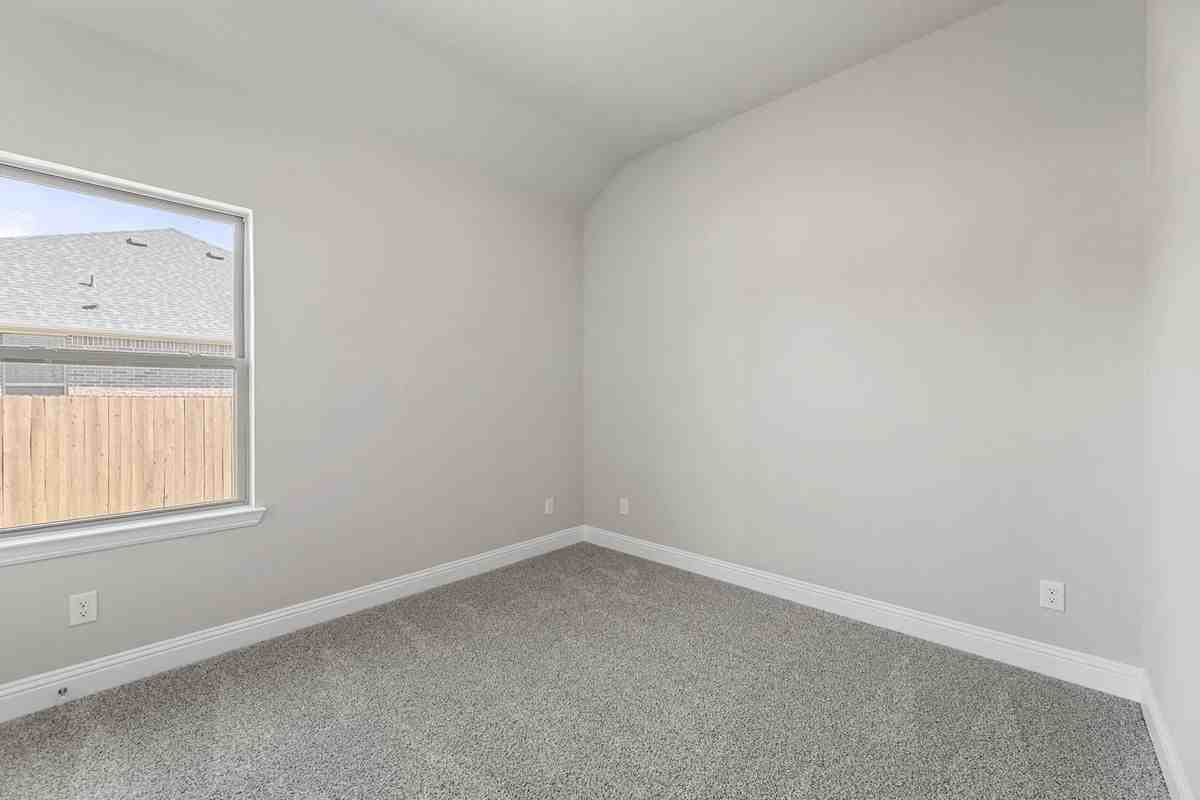 2110 Briarwood Dr - Photo 7 of 34