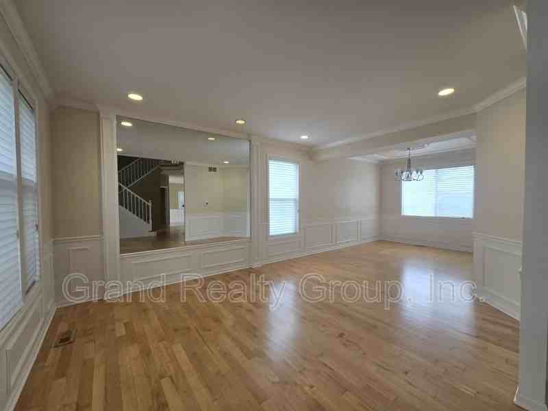 217 Lexington Ct - Photo 2 of 21
