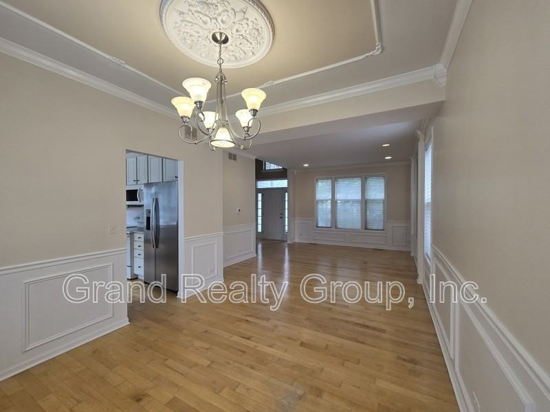 217 Lexington Ct - Photo 3 of 21
