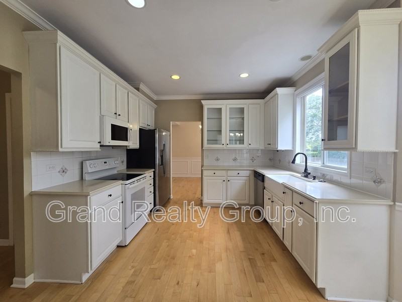 217 Lexington Ct - Photo 4 of 21