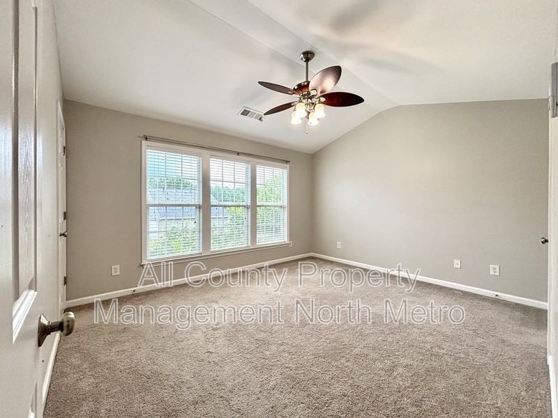 1033 Thornborough Dr - Photo 3 of 13
