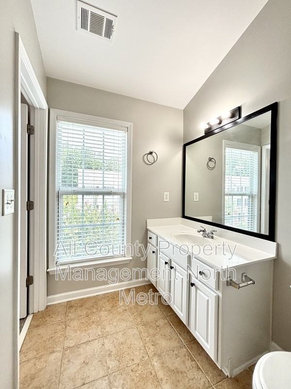 1033 Thornborough Dr - Photo 4 of 13