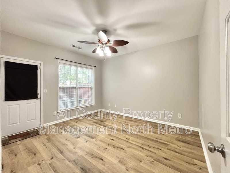 1033 Thornborough Dr - Photo 6 of 13