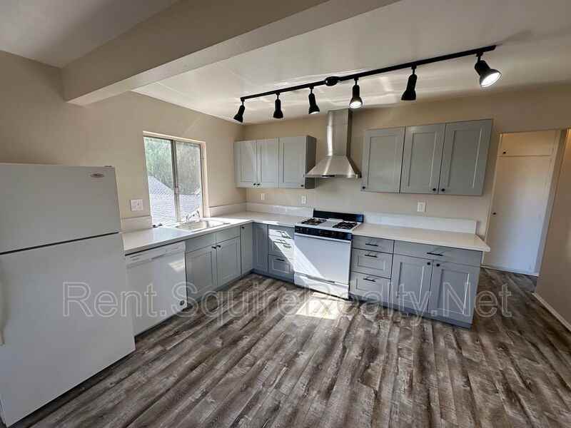 W Crescent Dr - Photo 5 of 30