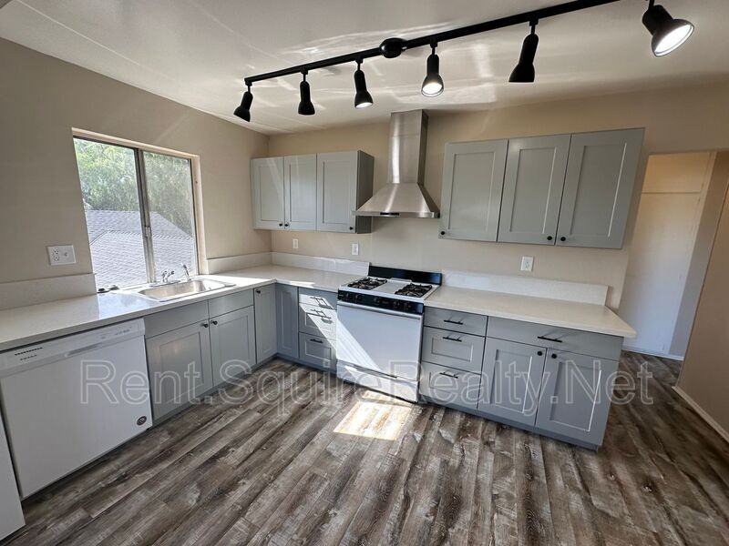 W Crescent Dr - Photo 6 of 30