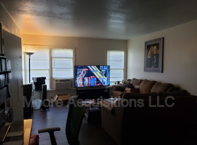 1306 N Travis St - Photo 2 of 14