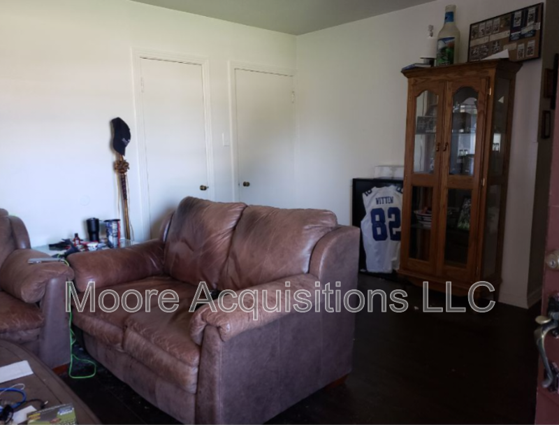 1306 N Travis St - Photo 4 of 14