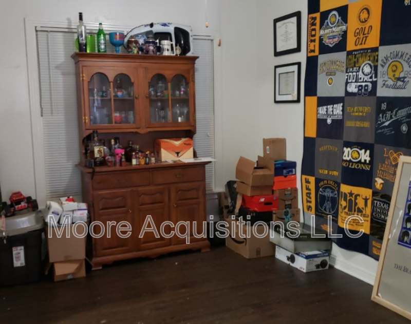 1306 N Travis St - Photo 5 of 14