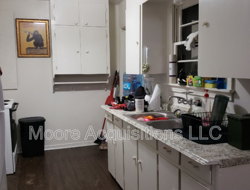 1306 N Travis St - Photo 7 of 14