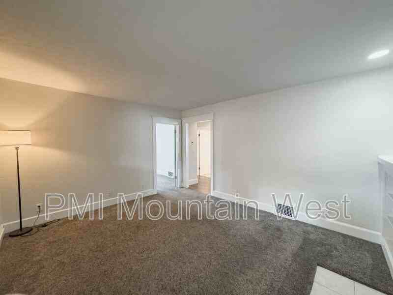1134 S Mcclelland St - Photo 5 of 34