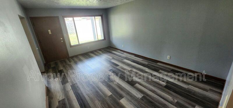 828 E St - Photo 2 of 12