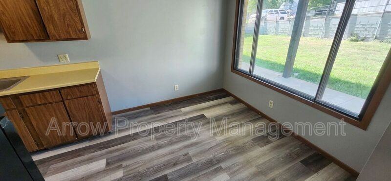 828 E St - Photo 4 of 12