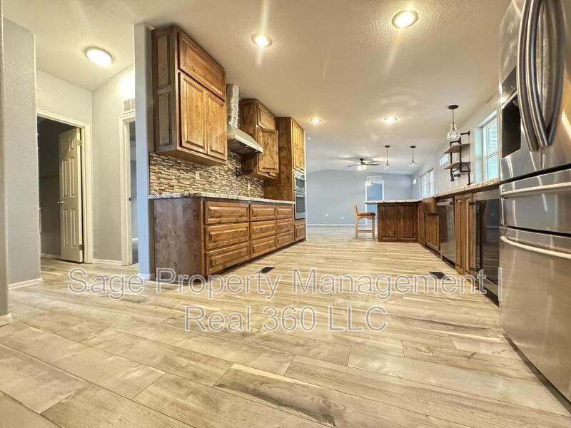 4879 N Monterey Dr - Photo 3 of 13