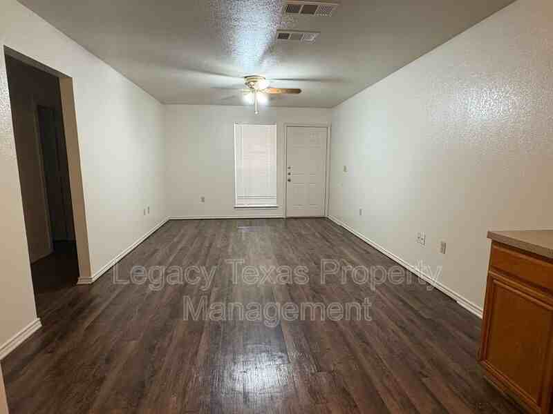 1112 Williams Ave #D - Photo 3 of 24
