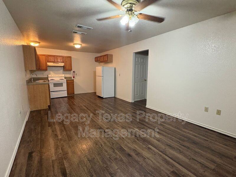 1112 Williams Ave #D - Photo 4 of 24