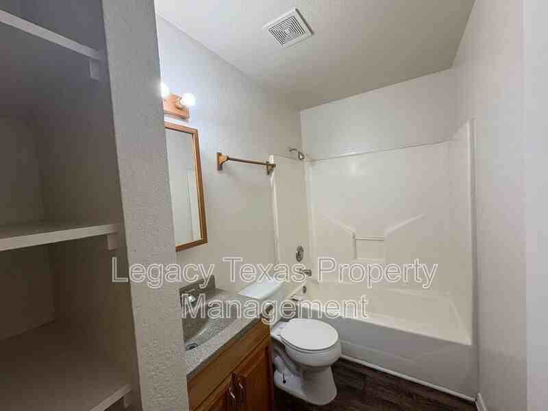 1112 Williams Ave #D - Photo 5 of 24
