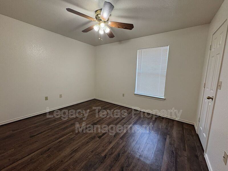 1112 Williams Ave #D - Photo 6 of 24
