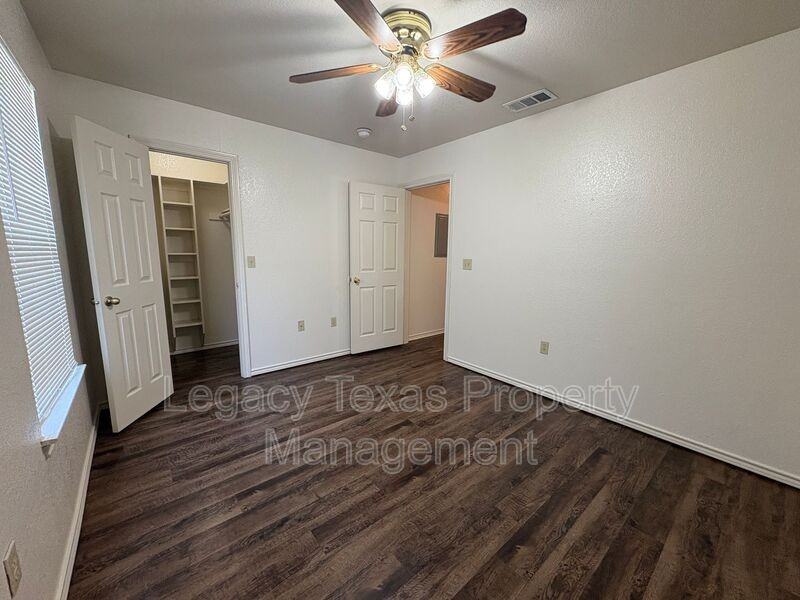 1112 Williams Ave #D - Photo 7 of 24