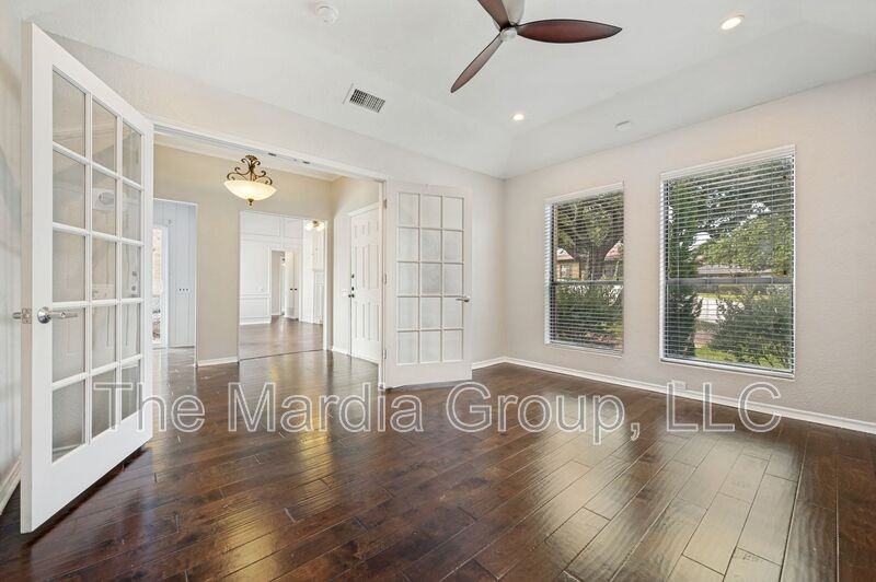 2702 Lookout Pl - Photo 4 of 25