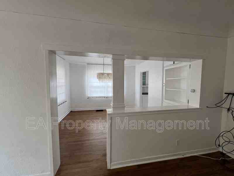 411 Wellesley Dr Se - Photo 4 of 28
