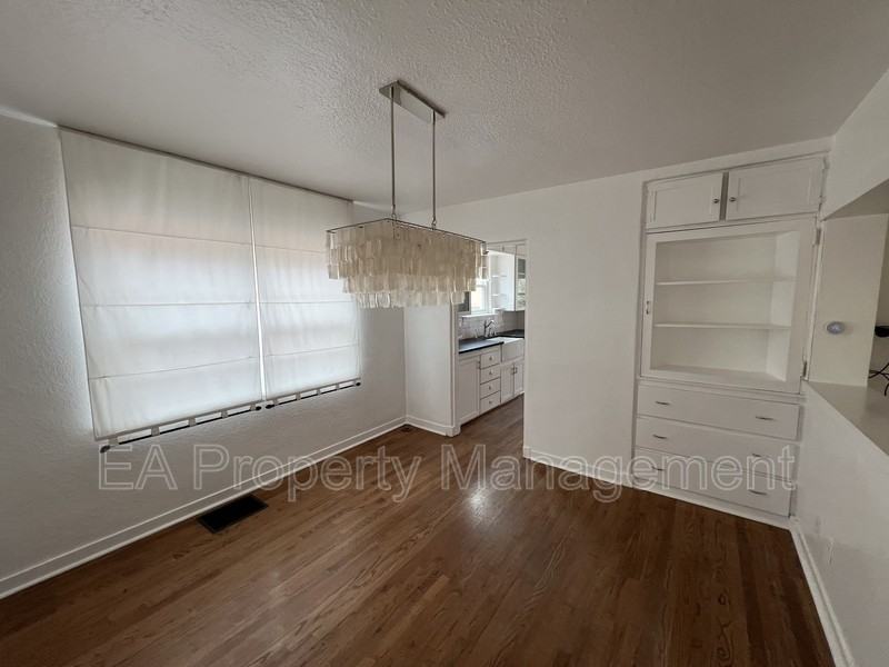 411 Wellesley Dr Se - Photo 5 of 28