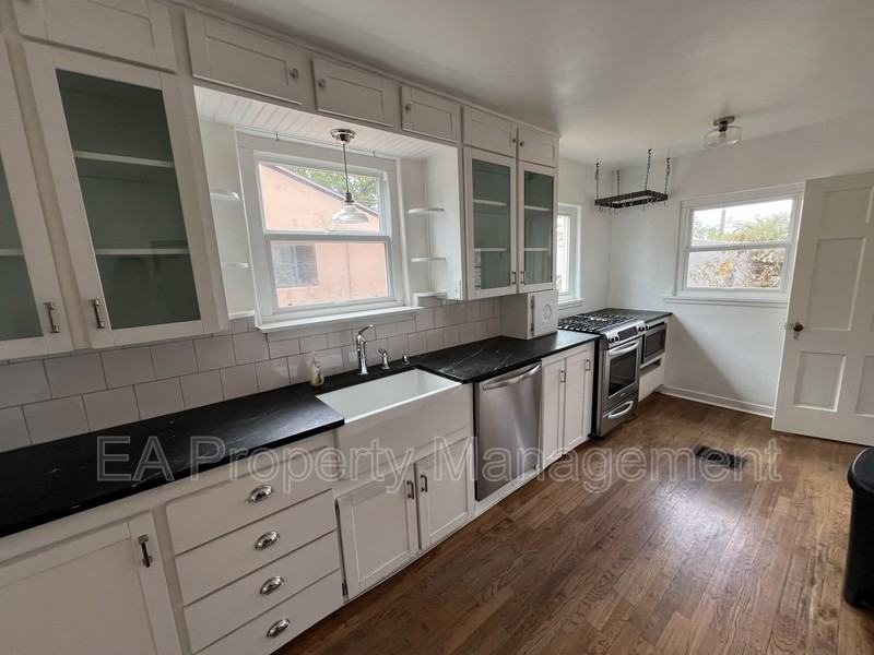 411 Wellesley Dr Se - Photo 7 of 28