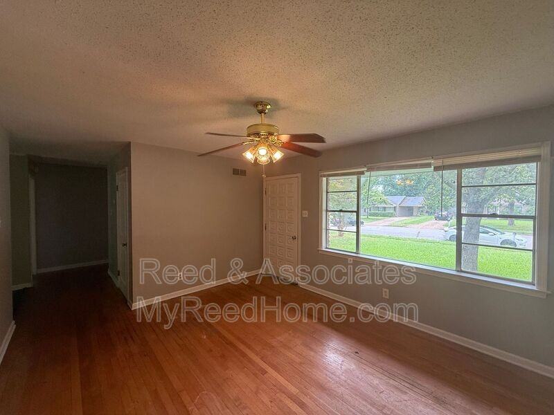 4210 Kerwin Dr - Photo 4 of 15