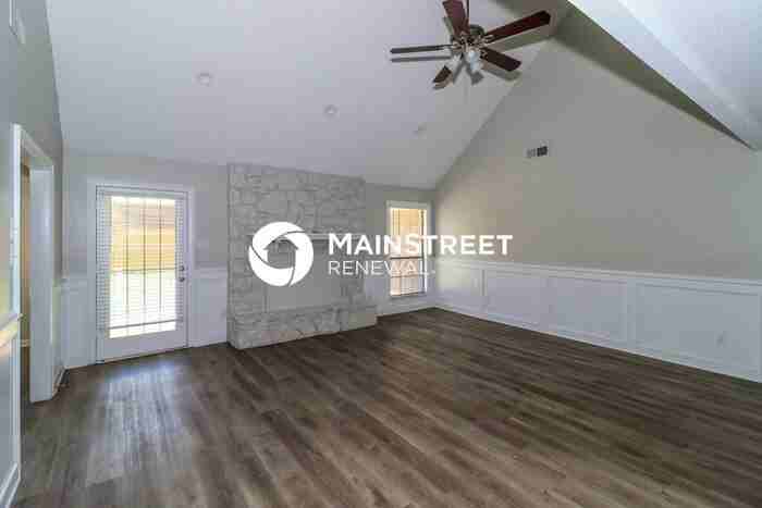3559 Wincross Dr - Photo 3 of 17