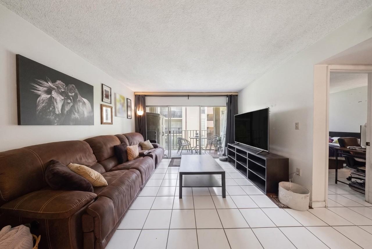 706 Nw 87th Ave - Photo 2 of 11