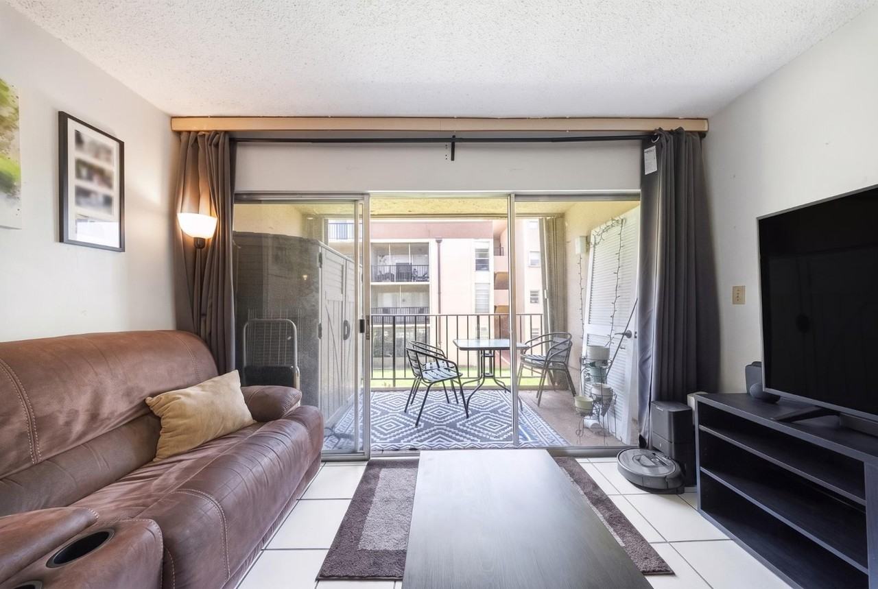 706 Nw 87th Ave - Photo 3 of 11